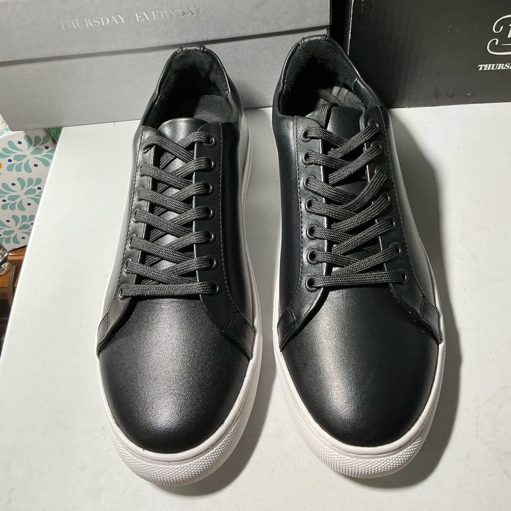 Black Low-Top Casual Sneakers - Women
